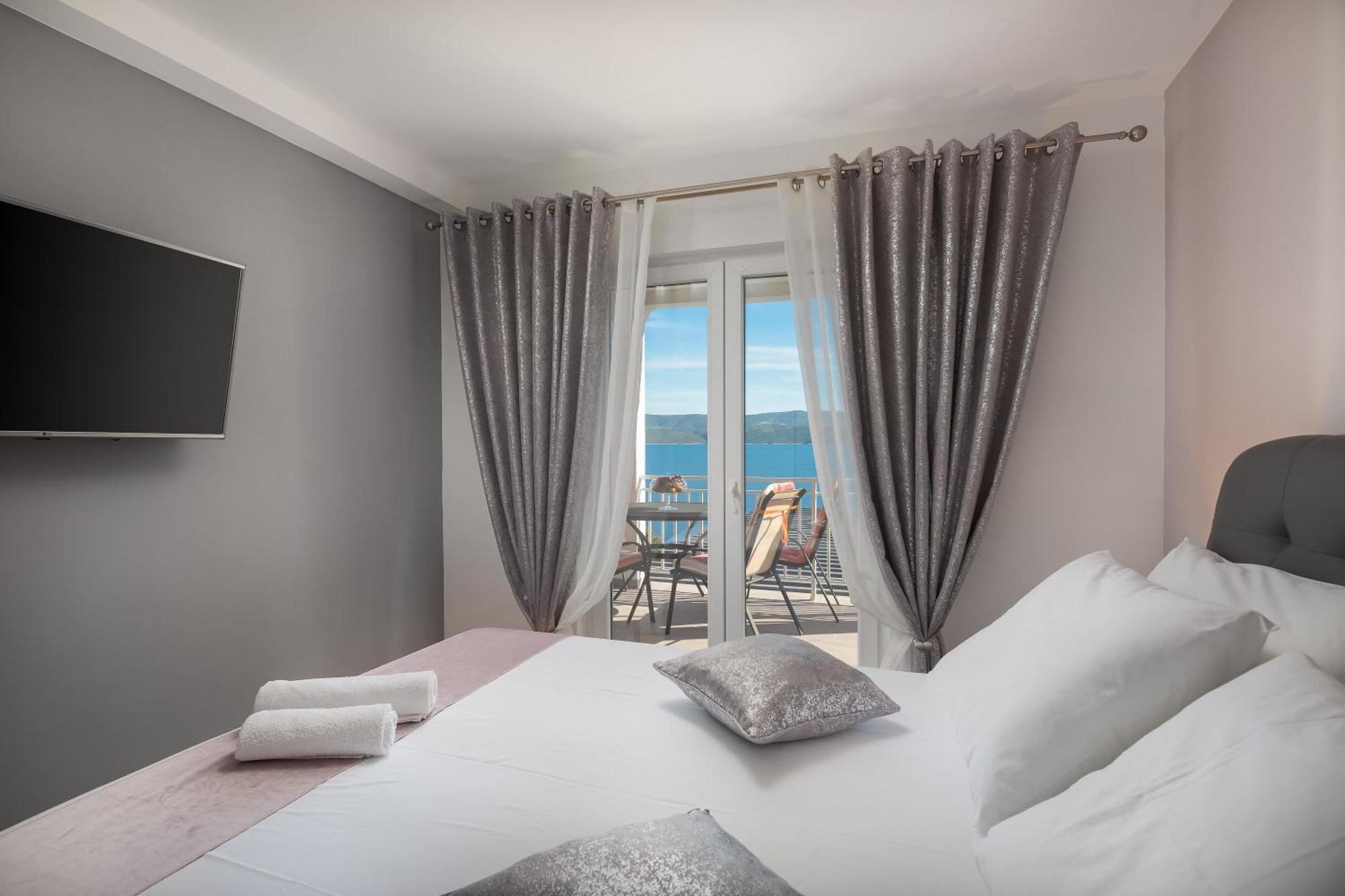 Luxury Seafront Villa With Heated Pool, Jacuzzi, Sea View, 150 M From Beach Stanici Dış mekan fotoğraf